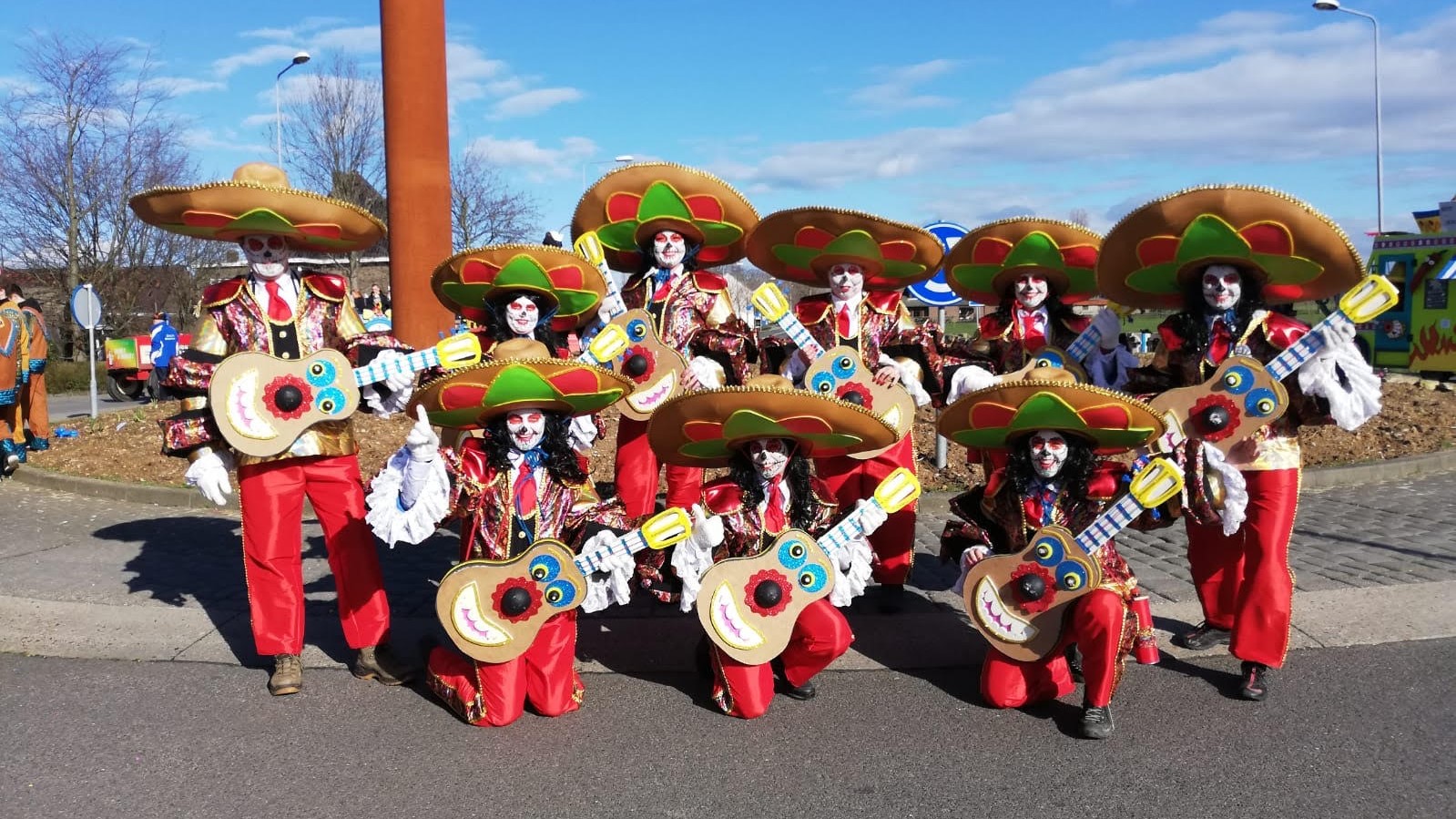 Groep persoenen verkleed met carnaval