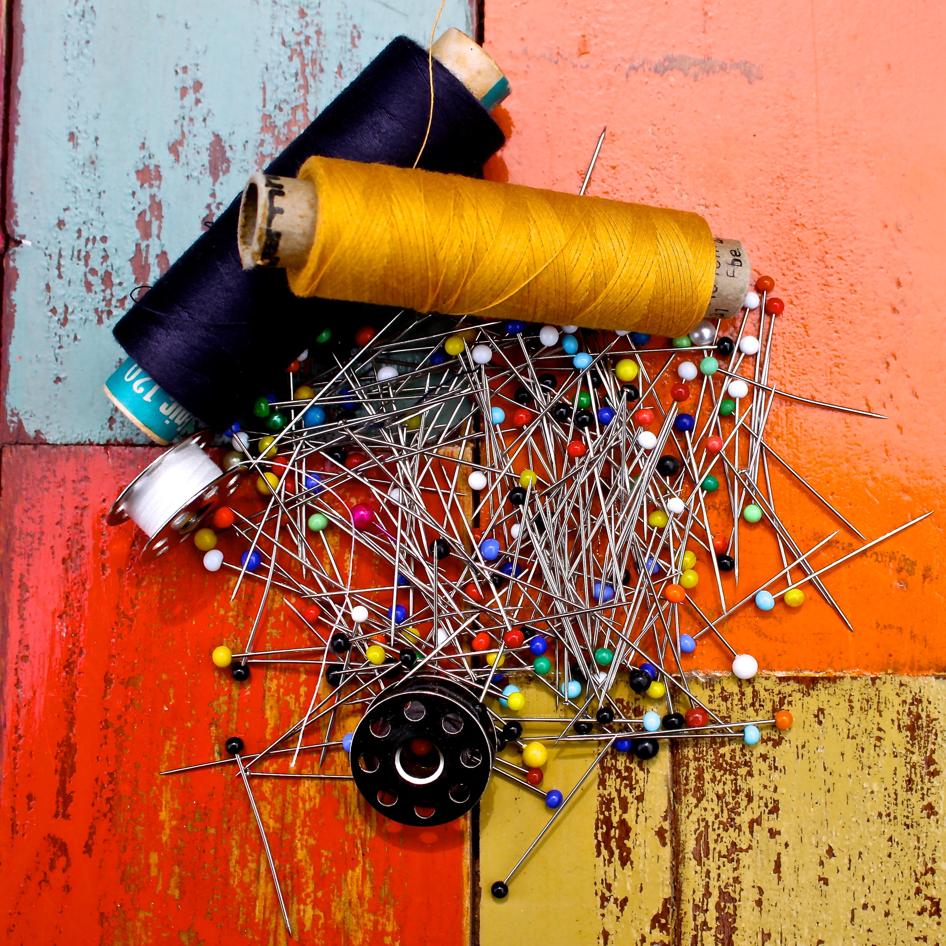 Naalden met klos garen en naaimachine spoel