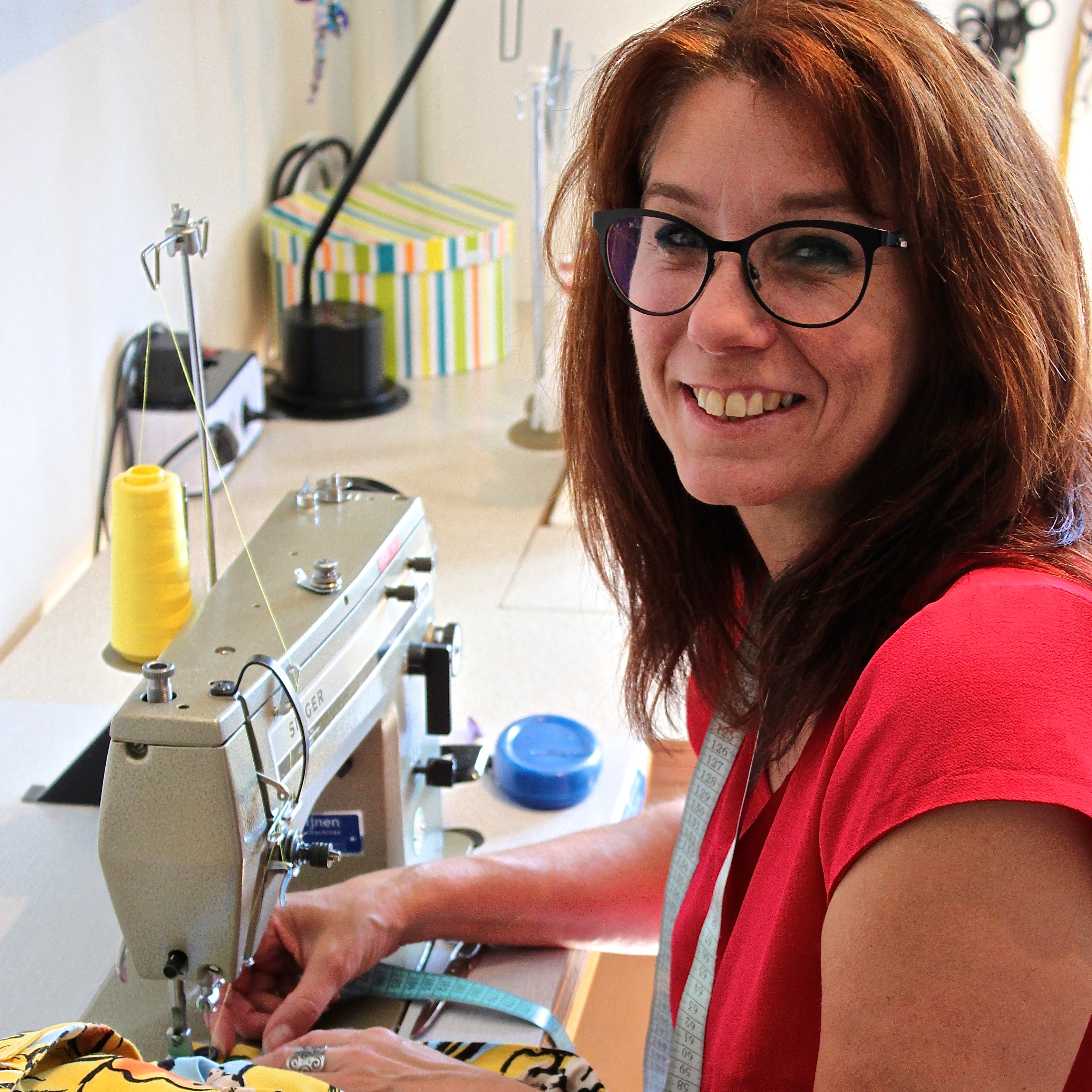 Francis Simons achter Naaimachine