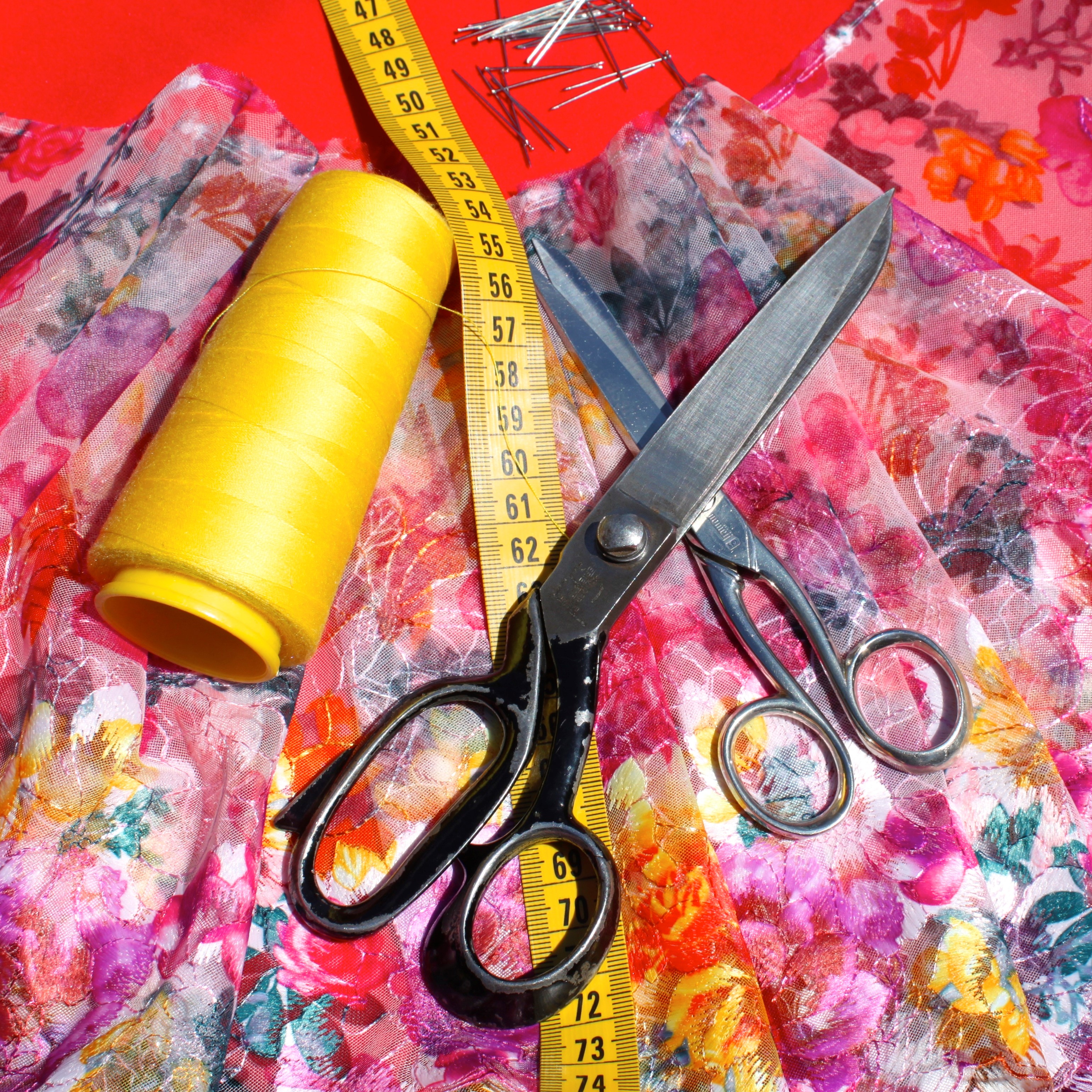 Schaar en garen boven op stof